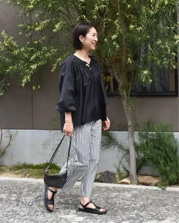 OURHOME 넉넉한 개더링 플레어 블라우스