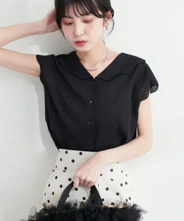 내추럴 꾸뛰르 루즈한 스캘럽 레트로 블라우스 블랙