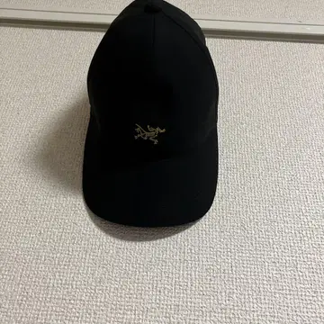 블랙 캡 골드 로고 자수