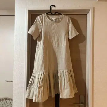 코스 베이지 프릴 밑단 반팔 원피스