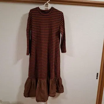 브라운과 블랙 스트라이프 긴팔 원피스
