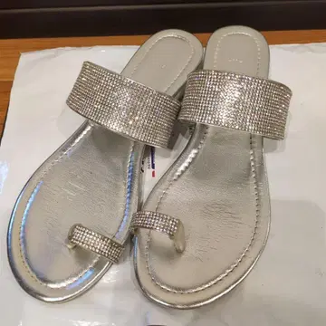 비쥬가 달린 실버 샌들, 반짝이는 샌들, 큐빅