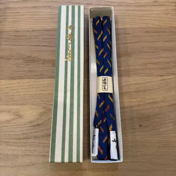 전통적인 허리띠 파란색 오렌지 노랑