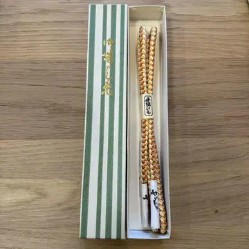 손으로 짠 끈 오렌지와 크림색의 허리띠