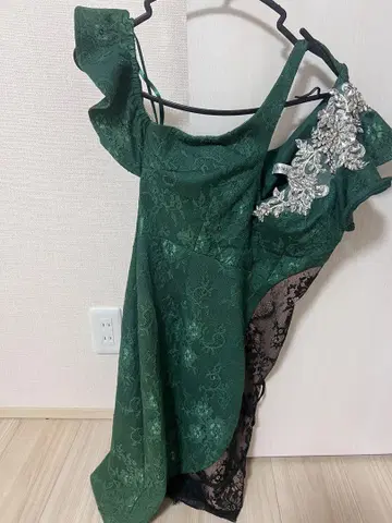 JEWELS 그린 오프숄더 드레스