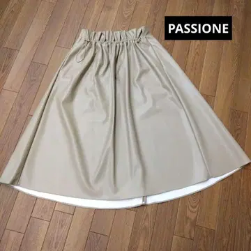 PASSIONE 베이지 합성 피혁 플레어 스커트