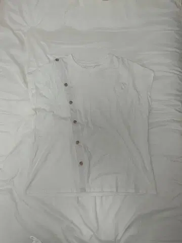 화이트 버튼 비대칭 변형 반팔 티셔츠