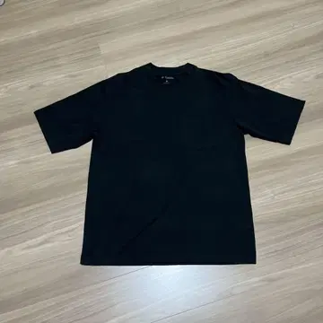Goldwin 블랙 티셔츠 포켓 부착