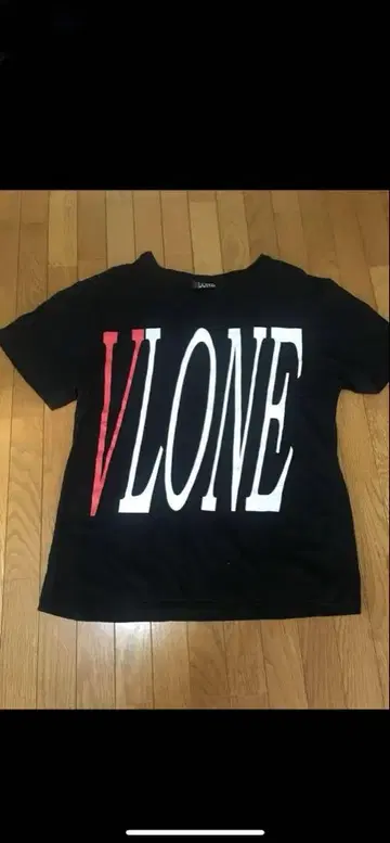 VLONE 블랙 티셔츠