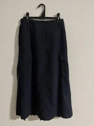 네이비 플리츠 롱 스커트 사이드 포켓 부착
