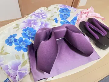 꽃무늬 유카타와 오비, 일본 나막신 세트