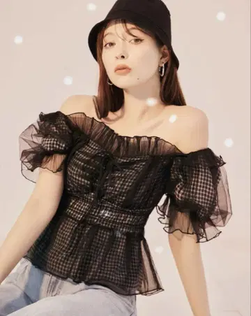 스나이델 개더 프릴 오프숄더 블라우스