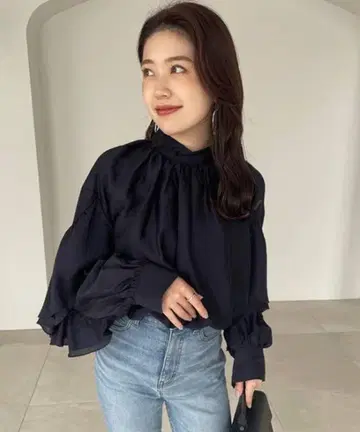 프릴 디자인 시어 블라우스 네이비