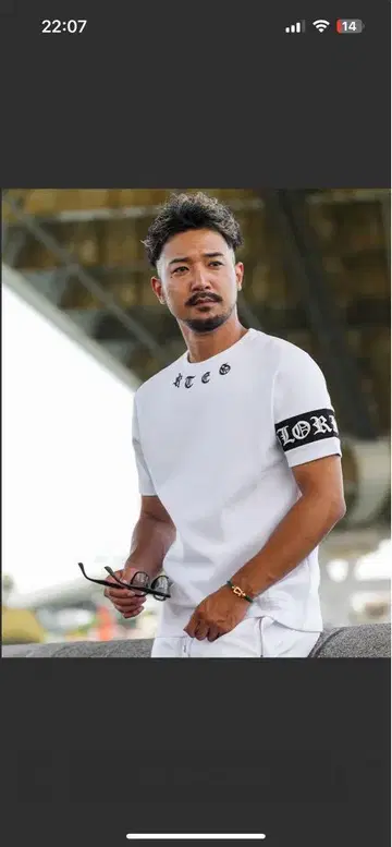 아담스 저글러 화이트 티셔츠