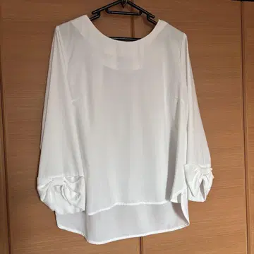 화이트 리본 포함 5부 소매 블라우스