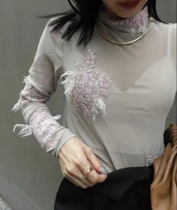 아메리 앤드 퍼 에메브로이더리 스킨 톱