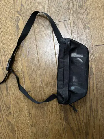 블랙 나일론 바디백 로고