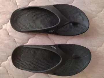 Oofos 블랙 비치 샌들