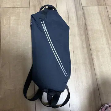 룰루레몬 블랙 숄더백 슬림 디자인