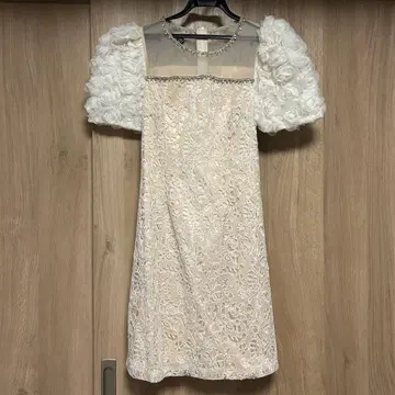 아이보리 레이스 미니 드레스 플라워 장식