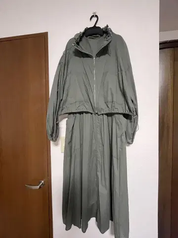 CLOCHE 카키 겉옷과 슬리브리스 롱 원피스 앙상블