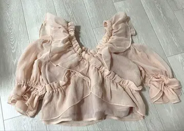 Chico 블라우스 시어 플라워 숄더 슬릿 프릴 블라우스