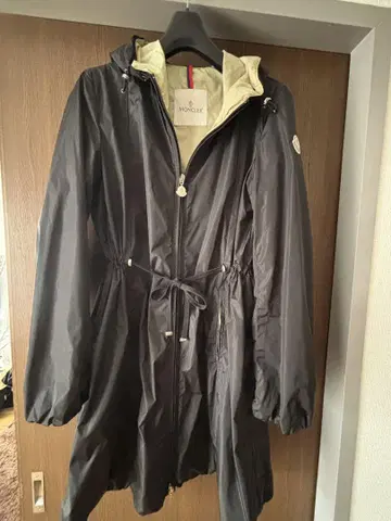 MONCLER 후드 부착 롱 코트 주말 한정판! 10% 할인합니다