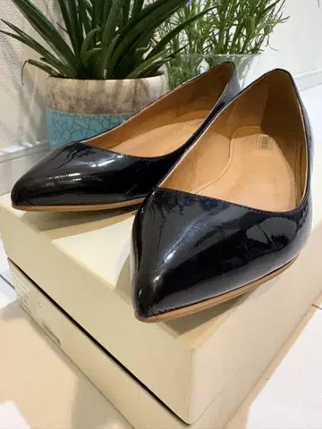 CHEMBUR 첸버 블랙 에나멜 스틸레토 플랫 슈즈