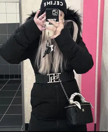 GYDA 퍼가 달린 블랙 다운 자켓