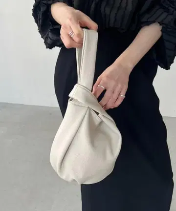 카프레슐레 마쥬 라운드 백