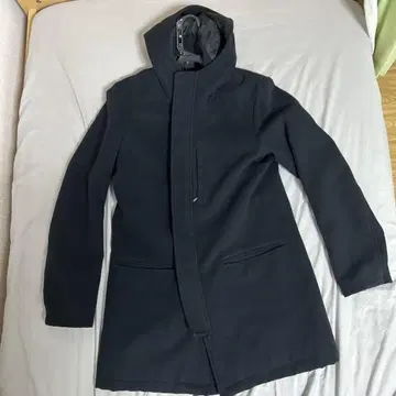 후드 부착 블랙 울 롱 코트