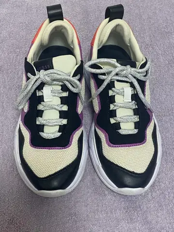 GUESS 멀티 컬러 스니커즈