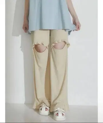 메리제니 프릴 컷 아웃 리브 팬츠 베이지