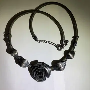 로즈 모티브 목걸이 실버 계열