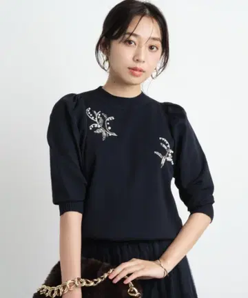 JUSGLITTY 배색 비즈 자수 풀오버 네이비