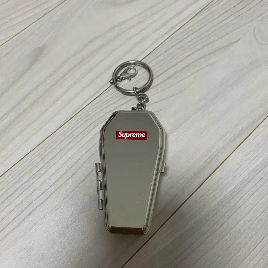 小物 supreme Bottle Opener Keychain Supreme Bottle Opener Webbing Keychain | Red | FARFETCH