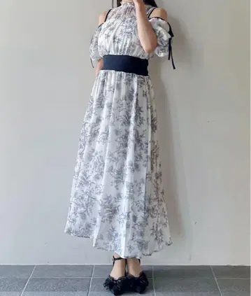 NOMAE 컷 아웃 리본 꽃무늬 원피스