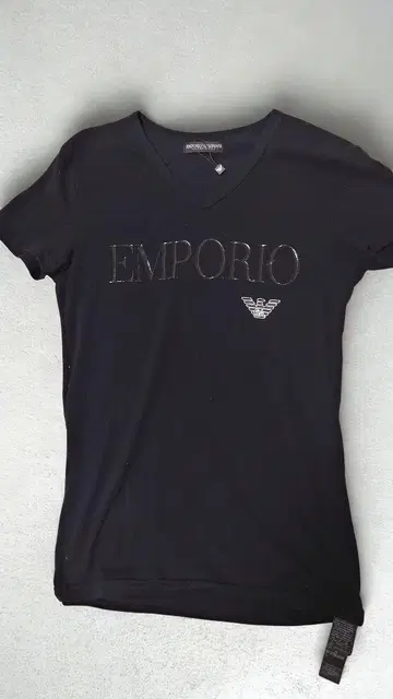 Emporio Armani 블랙 V넥 티셔츠