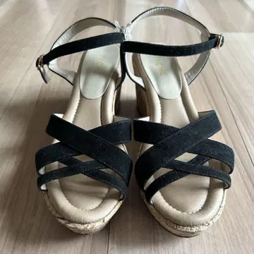 블랙 스웨이드 느낌 크로스 스트랩 샌들