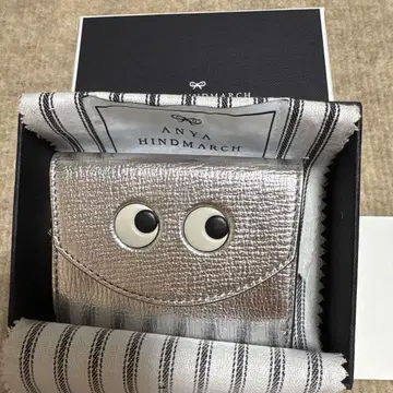 새상품 ANYA HINDMARCH 아이즈 미니 트라이폴드 지갑