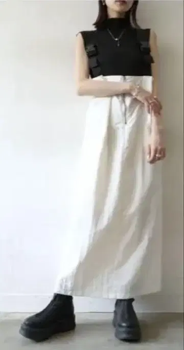 루미에르 아이보리 화이트 점퍼 스커트