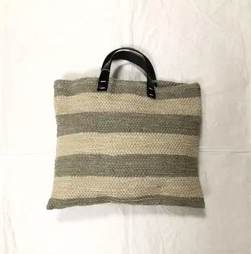 손으로 짠 백, 작가 작품