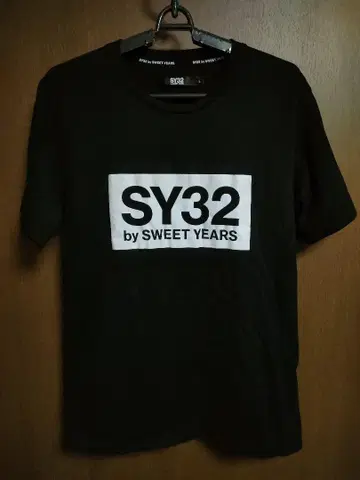 SY32 by SWEET YEARS 블랙 티셔츠 박스 로고