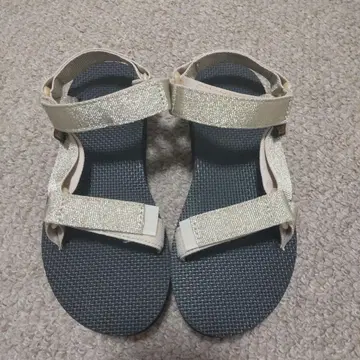 Teva 골드 샌들