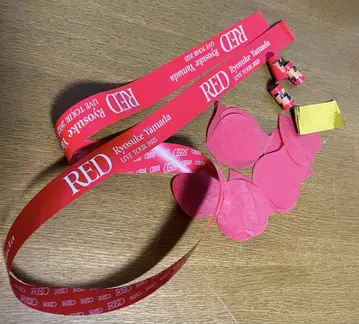 야마다 료스케 솔로 콘서트 은색 테이프 낙하물