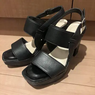 블랙 스트랩 샌들 하이 힐