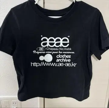 aeae 로고 프린트 크롭 티셔츠