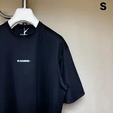 새상품 S 질샌더 23aw 가슴 로고 티셔츠 블랙 16494