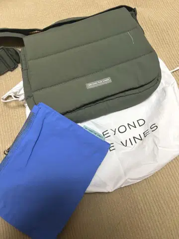 BEYOND THE VINES 숄더백 아미그린