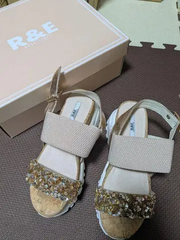 R&E 비즈 장식 베이지 샌들